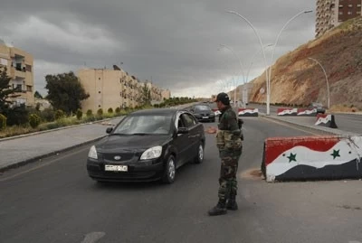 الحواجز تتسبب بمضايقات كبيرة للأهالي
